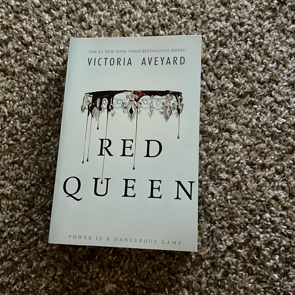 Red Queen by Victoria Aveyard paperback